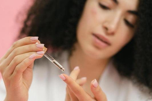 Mujer con tez morena realizando una rutina de skincare usando el suero de Tezzalli especializado para pieles latinas y mexicanas