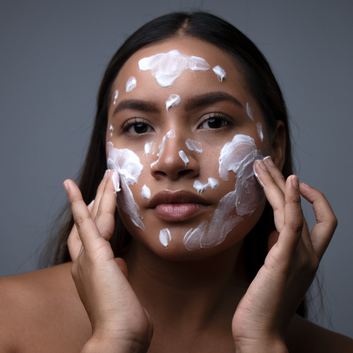 Tezzalli, protector solar, FPS50, Libre de aceites, Cremas despigmentantes efectivas en pieles mexicanas, piel mexicana, piel latina, modelo