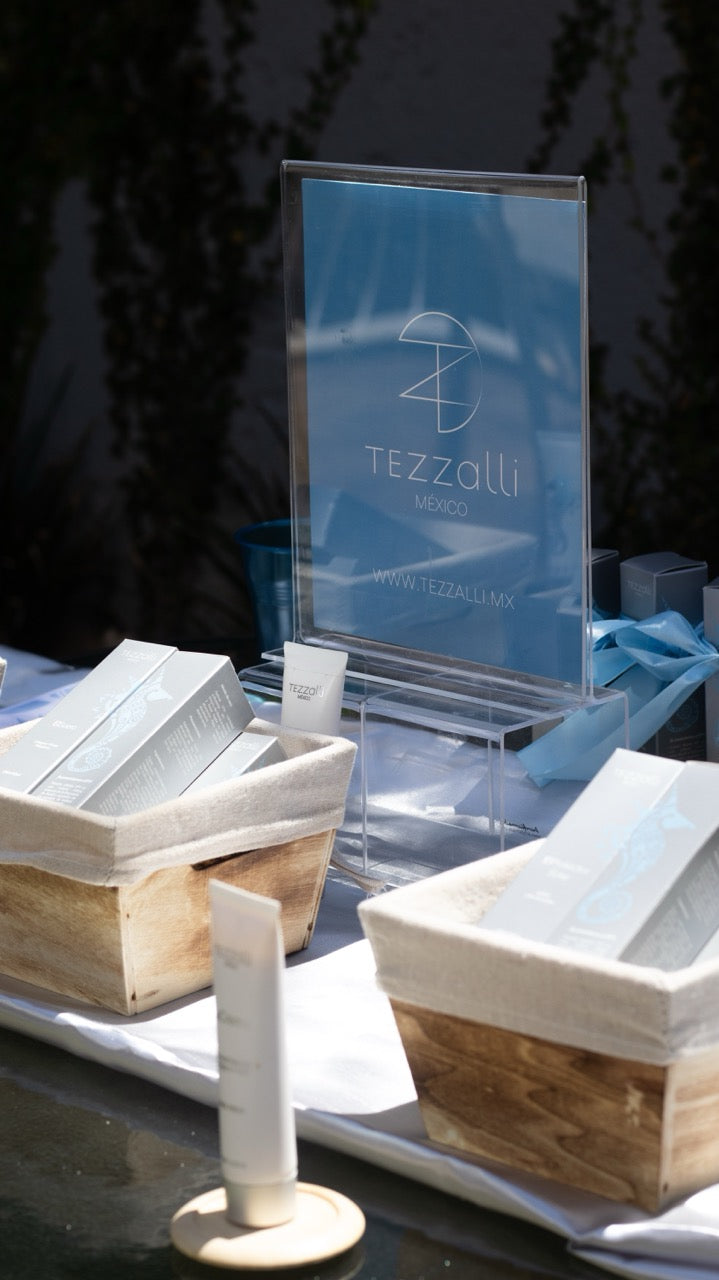 Tezzalli, evento, la crema, el protector solar, el suero, piel latina, piel mexicana, línea perla, activo perla, cajas, madera, azul